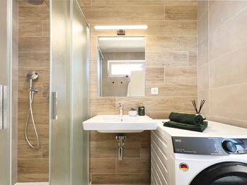 Koupelna v přízemí s toaletou a sprchovým koutem. - Prodej domu 125 m², Nehvizdy