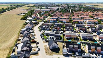 Nehvizdy nabízí kompletní občanskou vybavenost a skvělé dopravní spojení do Prahy. - Prodej domu 125 m², Nehvizdy