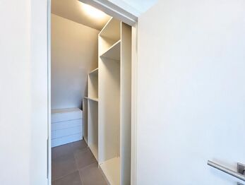 Zde naleznete dostatek místa pro organizaci sezonních i každodenních věcí.  - Prodej domu 125 m², Nehvizdy