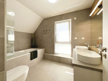 Celkový design působí elegantně, moderně a podtrhuje vysokou kvalitu provedení. - Prodej domu 125 m², Nehvizdy