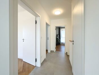 Centrální chodba v patře nabízí svůj osobitý prostor a světlost. - Prodej domu 125 m², Nehvizdy