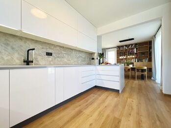 Kuchyň je navržena s důrazem na detail a funkčnost. - Prodej domu 125 m², Nehvizdy