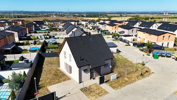 Dům je nadstandardně vybavený a připravený k okamžitému nastěhování. - Prodej domu 125 m², Nehvizdy