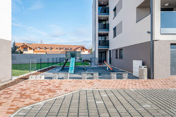 Venkovní herní i společenské zázemí - Pronájem bytu 3+kk v osobním vlastnictví 86 m², Český Brod