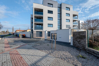 Vjezd z ulice Klučovská - Pronájem bytu 3+kk v osobním vlastnictví 86 m², Český Brod