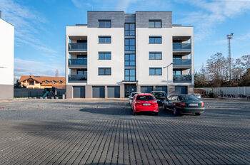 Parkování uvnitř areálu - Pronájem bytu 3+kk v osobním vlastnictví 86 m², Český Brod