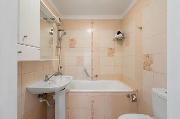 Koupelna - Prodej bytu 3+1 v osobním vlastnictví 76 m², Praha 9 - Letňany