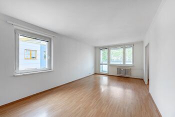Obývací pokoj - Prodej bytu 3+1 v osobním vlastnictví 76 m², Praha 9 - Letňany