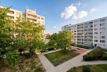 Pohled na dům - Prodej bytu 3+1 v osobním vlastnictví 76 m², Praha 9 - Letňany