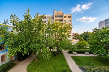 Pohled na dům - Prodej bytu 3+1 v osobním vlastnictví 76 m², Praha 9 - Letňany