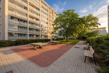 Pohled na dům - Prodej bytu 3+1 v osobním vlastnictví 76 m², Praha 9 - Letňany