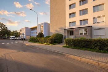 Pohled na dům - Prodej bytu 3+1 v osobním vlastnictví 76 m², Praha 9 - Letňany