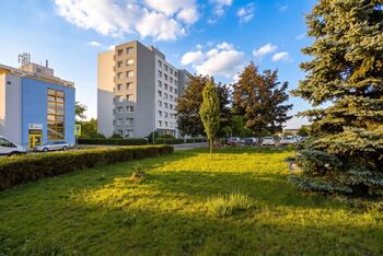 Okolí domu - Prodej bytu 3+1 v osobním vlastnictví 76 m², Praha 9 - Letňany