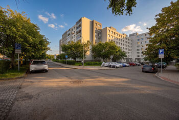 Pohled na dům - Prodej bytu 3+1 v osobním vlastnictví 76 m², Praha 9 - Letňany