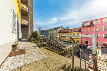 Vstup do domu - Prodej bytu 1+1 v osobním vlastnictví 24 m², Praha 5 - Smíchov