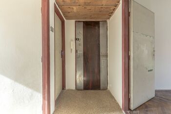 Zádveří - Prodej bytu 1+1 v osobním vlastnictví 24 m², Praha 5 - Smíchov