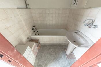 Koupelna - Prodej bytu 1+1 v osobním vlastnictví 24 m², Praha 5 - Smíchov