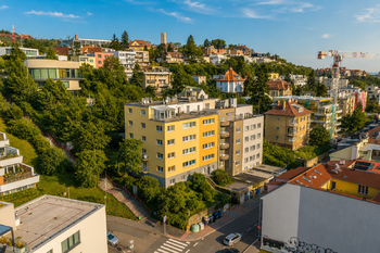 Dron - pohled na dům boční - Prodej bytu 1+1 v osobním vlastnictví 24 m², Praha 5 - Smíchov