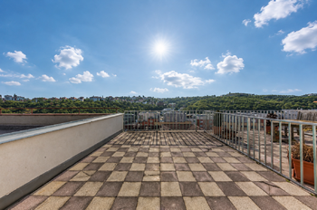 Terasa a výhled z ní - Prodej bytu 1+1 v osobním vlastnictví 24 m², Praha 5 - Smíchov 