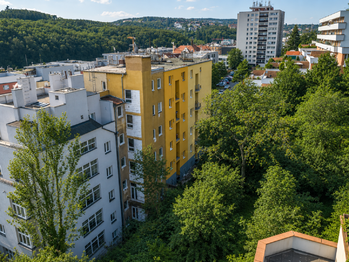 Dron - pohled zadní na dům - Prodej bytu 1+1 v osobním vlastnictví 24 m², Praha 5 - Smíchov
