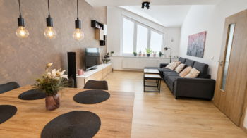 prostorný obývací pokoj - Prodej bytu 2+1 v osobním vlastnictví 76 m², Kuřim