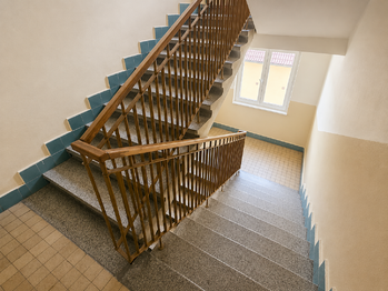 schodiště v domě - Prodej bytu 2+1 v osobním vlastnictví 76 m², Kuřim