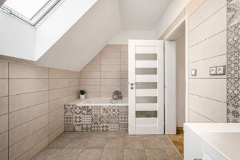koupelna byt 4+kk, 2.NP - Prodej domu 196 m², Třeboň