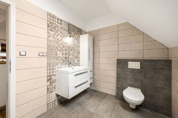 koupelna byt 4+kk, 2.NP - Prodej domu 196 m², Třeboň