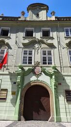 Pohled na budovu, ul. Sněmovní.  - Pronájem obchodních prostor, Praha 1 - Malá Strana