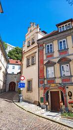 Okolí budovy.  - Pronájem obchodních prostor, Praha 1 - Malá Strana