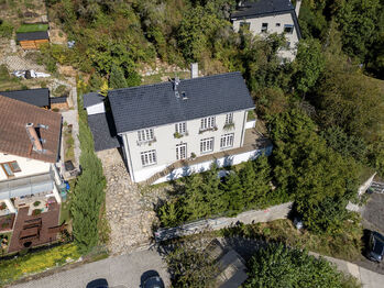 Pohled na celý dům III - Prodej bytu 1+kk v osobním vlastnictví 28 m², Vráž