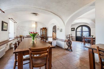 Prodej restaurace 951 m², Hluboké Dvory