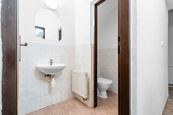 Prodej restaurace 951 m², Hluboké Dvory