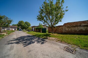 Severní vstup na pozemek - Prodej zemědělského objektu 931 m², Hruška