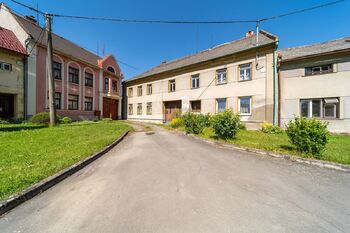 Hlavní budova - Prodej zemědělského objektu 931 m², Hruška