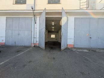 garáž jak vrata ... - Pronájem garáže 962 m², Havlíčkův Brod