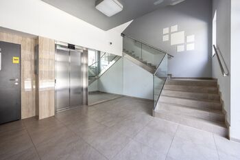 Schodiště - Prodej bytu 1+kk v družstevním vlastnictví 54 m², Praha 10 - Dolní Měcholupy
