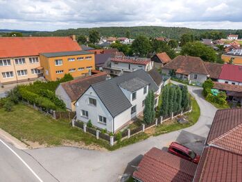 Pohled na dům z dronu - Prodej domu 136 m², Všemyslice
