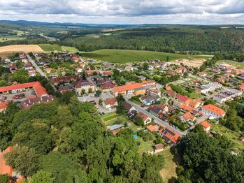 Pohle z dronu na obec - Prodej domu 136 m², Všemyslice
