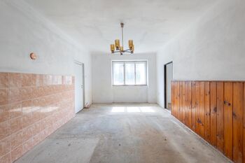 Kuchyně v přízemí - Prodej domu 136 m², Všemyslice