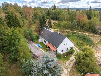 Pohled na objekt z dronu. - Prodej apartmánu, Střížovice