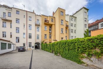 Budova vnitroblok - Prodej bytu 3+kk v osobním vlastnictví 65 m², Praha 5 - Smíchov