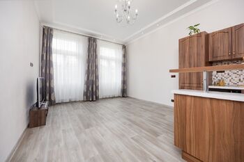 Obývací pokoj + kk - Prodej bytu 3+kk v osobním vlastnictví 65 m², Praha 5 - Smíchov 