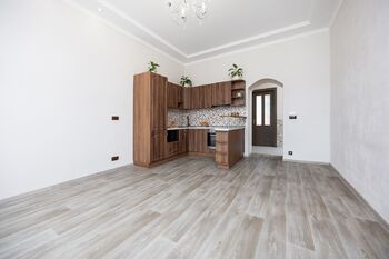 Obývací pokoj + kk - Prodej bytu 3+kk v osobním vlastnictví 65 m², Praha 5 - Smíchov