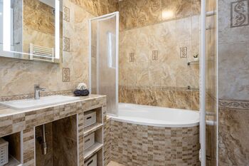 Koupelna - Prodej bytu 3+kk v osobním vlastnictví 65 m², Praha 5 - Smíchov