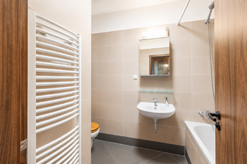 Koupelna - Prodej bytu 2+kk v osobním vlastnictví 70 m², Praha 9 - Letňany