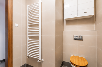 Koupelna - Prodej bytu 2+kk v osobním vlastnictví 70 m², Praha 9 - Letňany