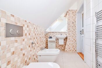 horní koupelna a WC - Pronájem bytu 3+kk v osobním vlastnictví 91 m², Praha 7 - Troja