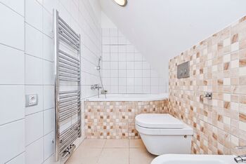 horní koupelna s vanou - Pronájem bytu 3+kk v osobním vlastnictví 91 m², Praha 7 - Troja