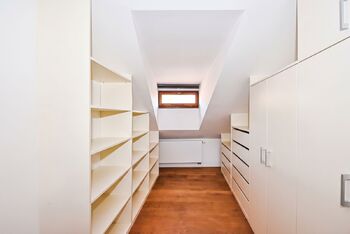šatna v ložnici - Pronájem bytu 3+kk v osobním vlastnictví 91 m², Praha 7 - Troja